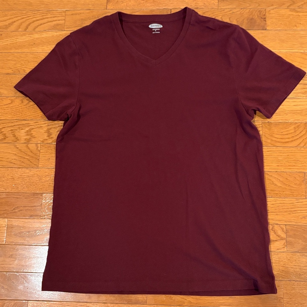 Old Navy Men's Plum Colored  V-Neck soft-washed tee Size small